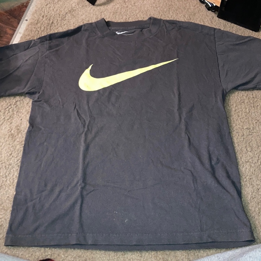Men’s Gray Nike short sleeve tee